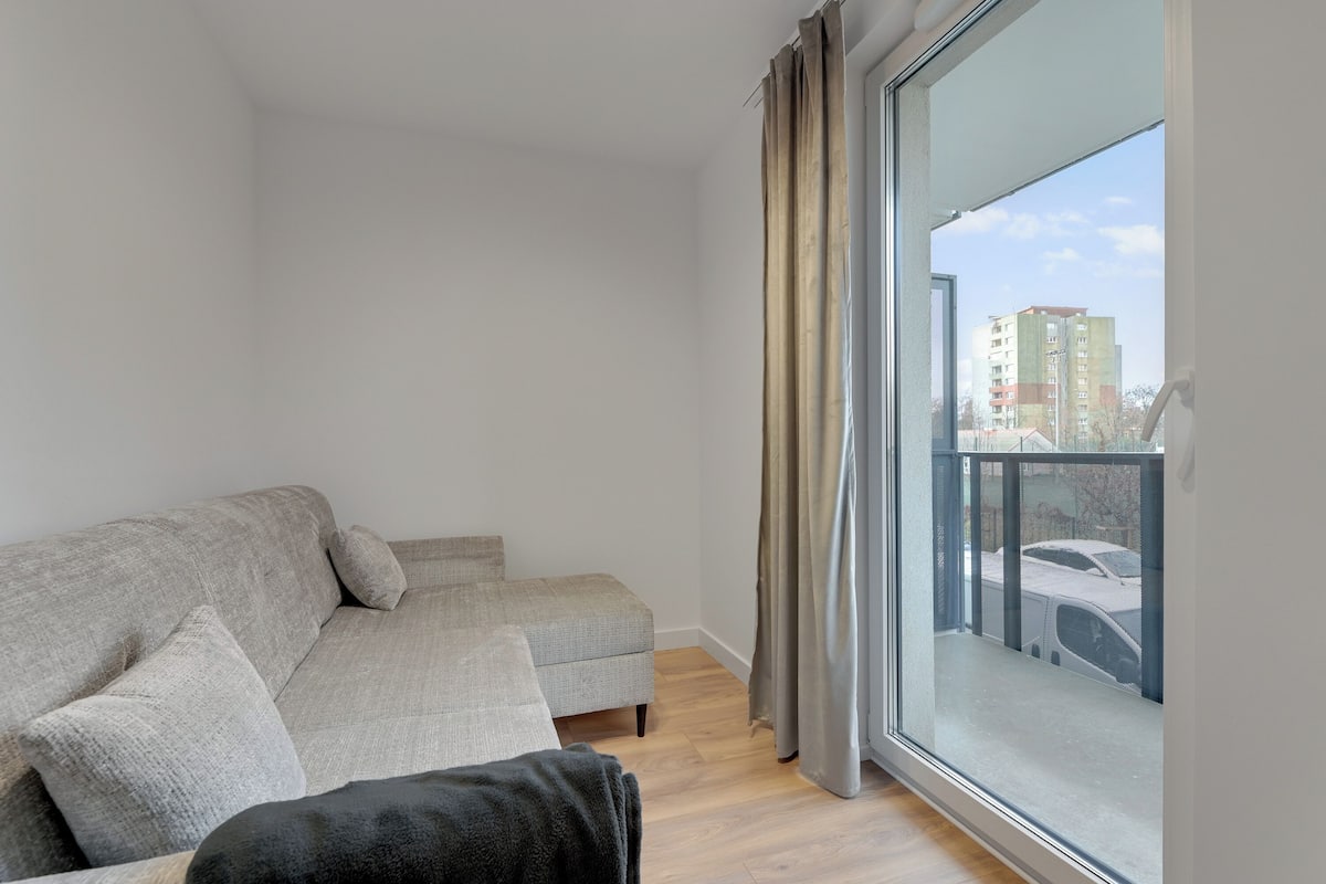 Huoneisto, parveke | Yksilöllisesti sisustettu, yksilöllisesti kalustettu