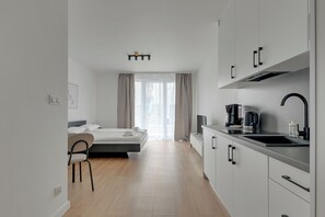 Studio Suite | Private kitchenette | Coffee/tea maker, electric kettle - RentPlanet - Apartamenty Portovo (Gdańsk)