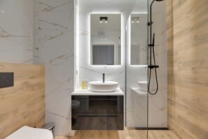 Studio Suite | Bathroom | Hair dryer, towels, soap, shampoo - RentPlanet - Apartamenty Portovo (Gdańsk)