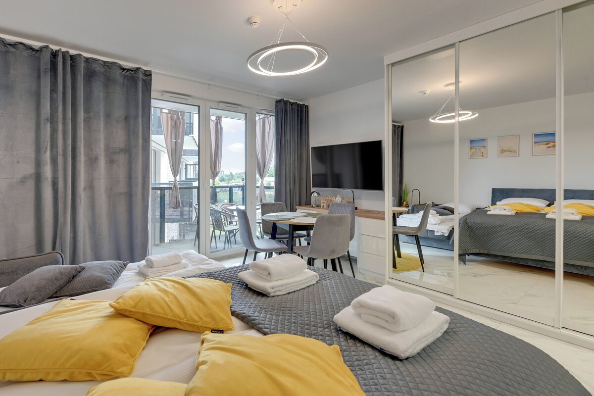 Studio Suite, Courtyard View | Iron/ironing board, WiFi (free), individually decorated