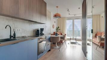 Studio suite | Privékitchenette | Een koffiezetapparaat/waterkoker, een waterkoker