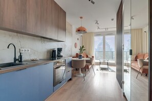 Studiosuite | Eigene Kochnische | Wasserkocher mit Kaffee-/Teezubehör, Wasserkocher