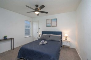 Tabla de planchar con plancha, wifi, ropa de cama