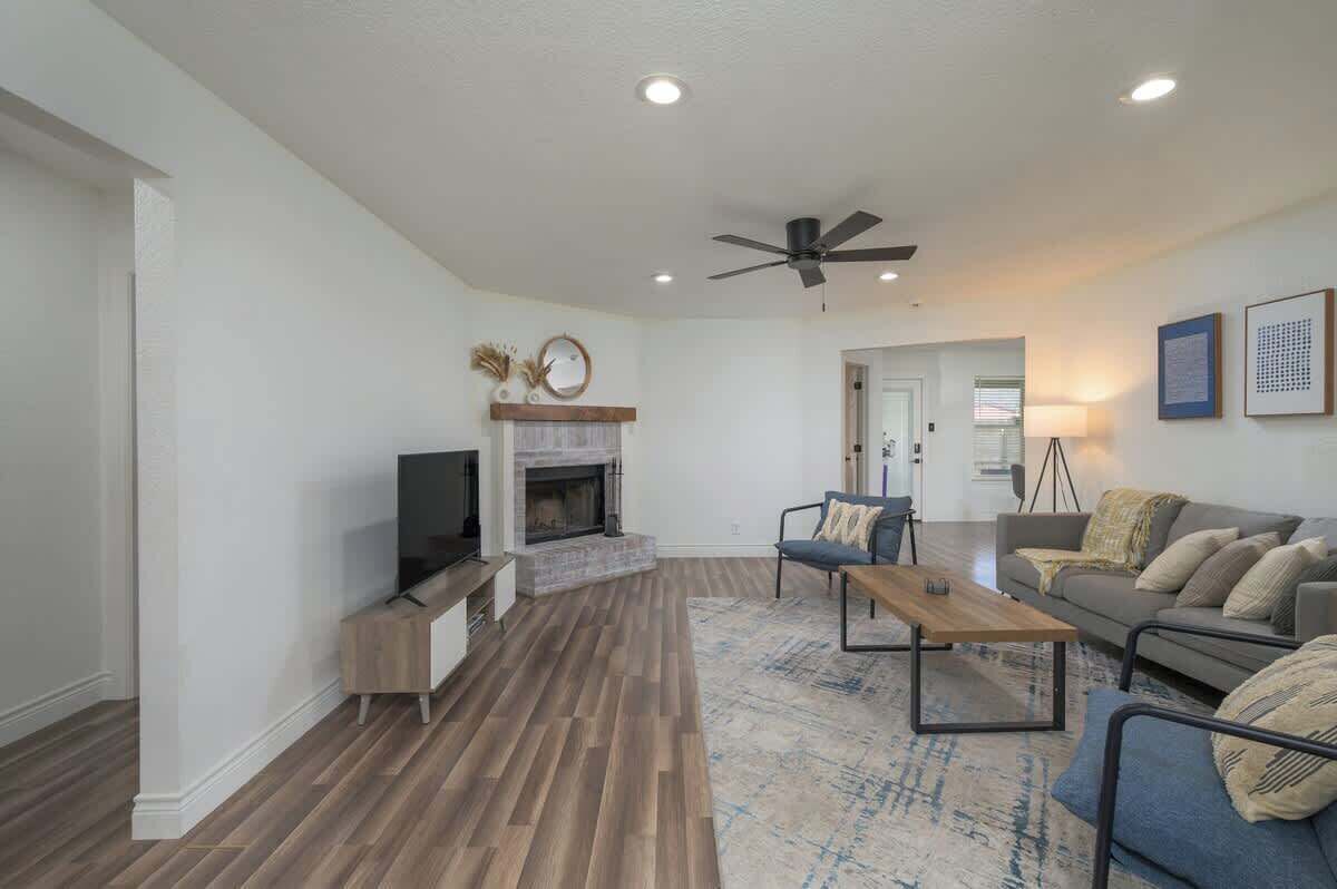 Tv, eldstad och kontor