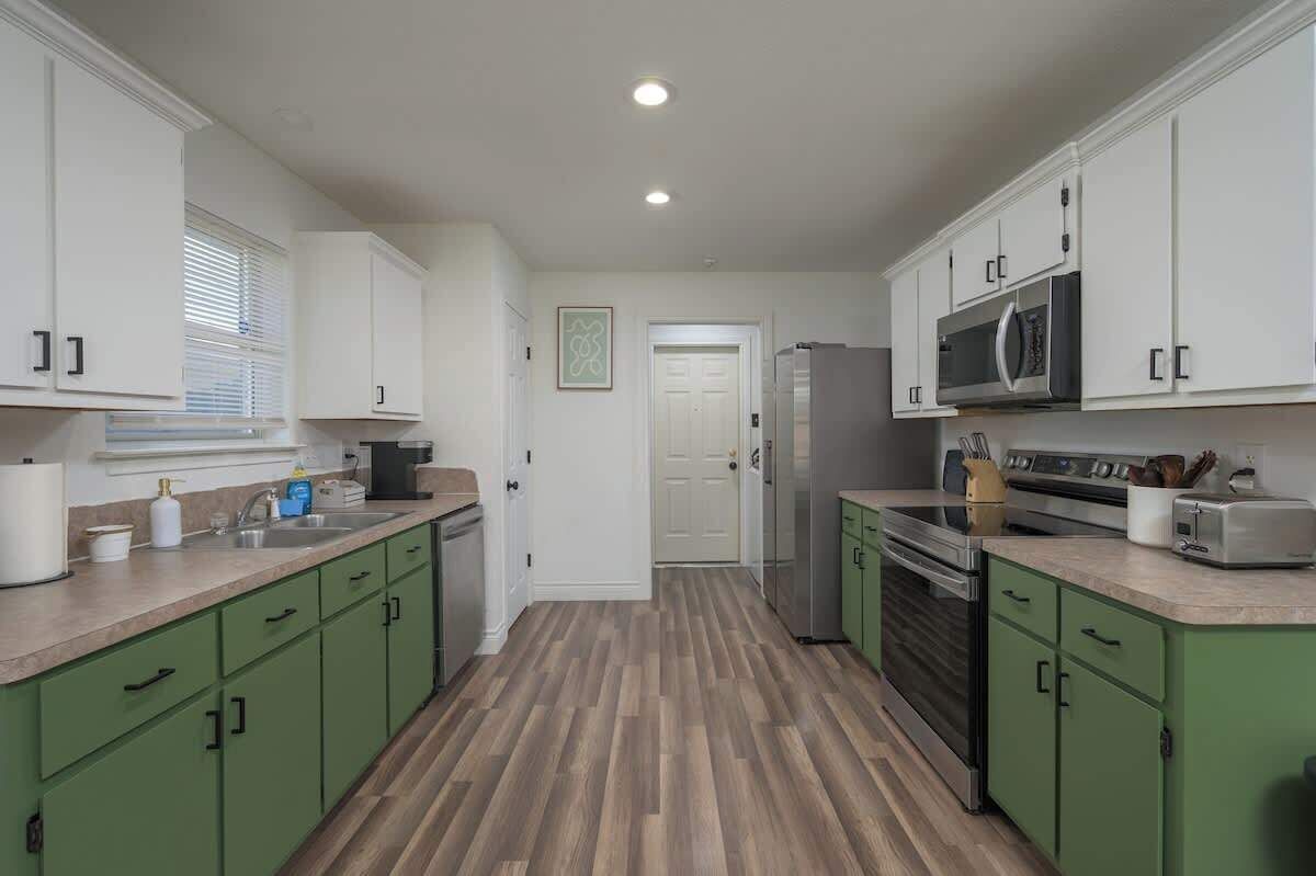 雪櫃、微波爐、焗爐、爐具