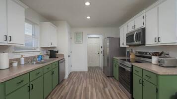 雪櫃、微波爐、焗爐、爐具