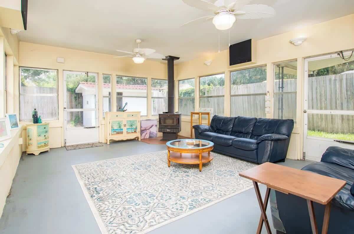 Televisión y oficina 