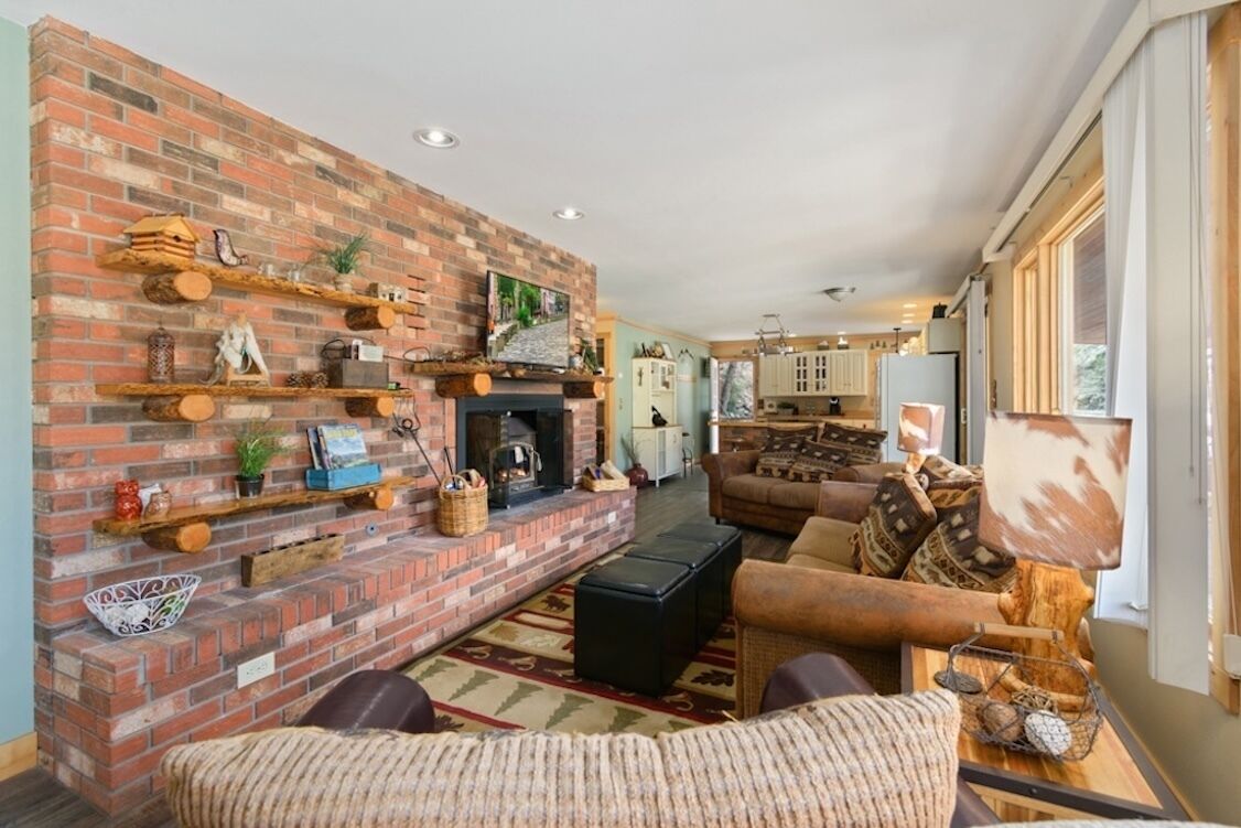 Televisión y chimenea 