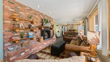 Televisión y chimenea