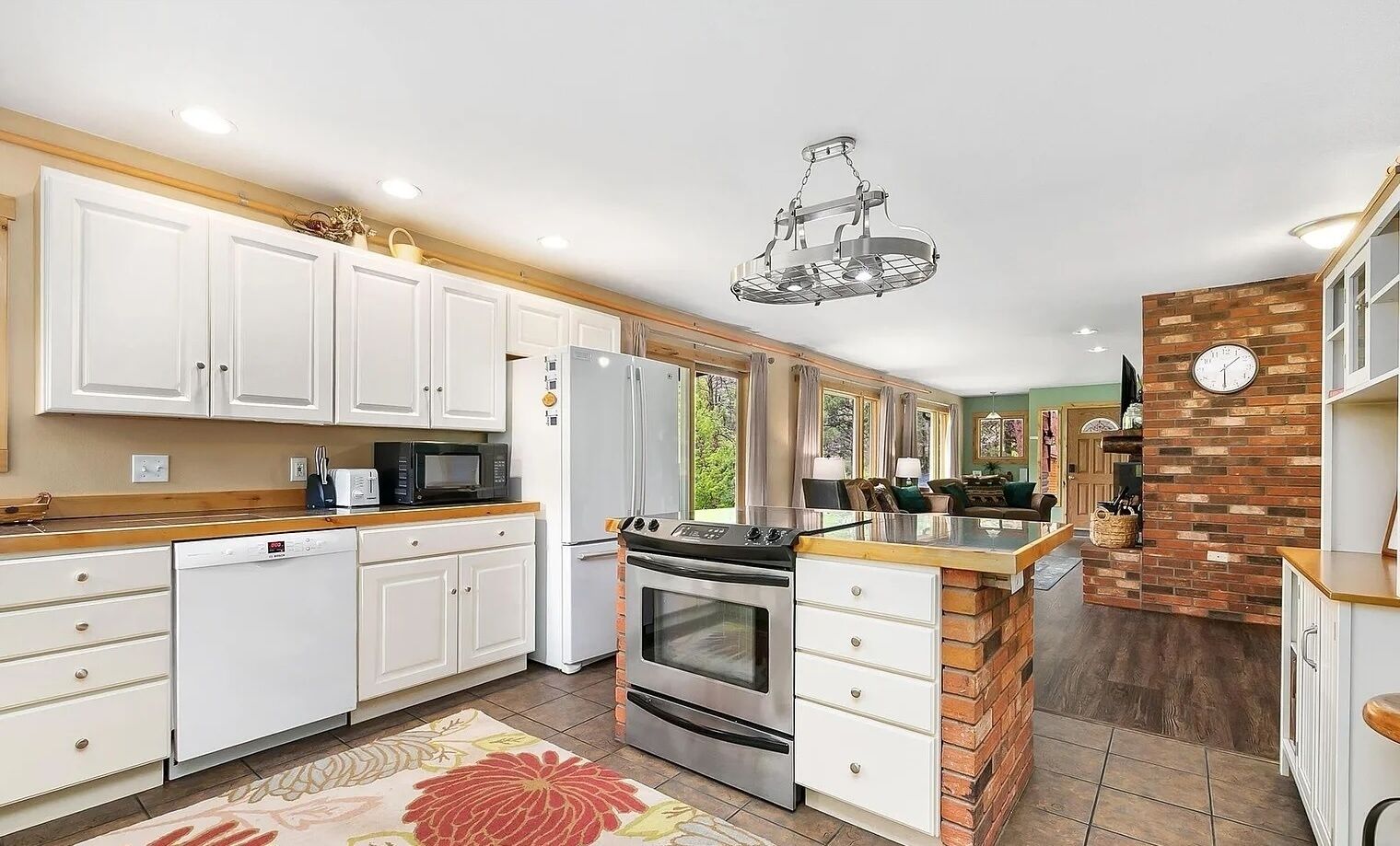 Een magnetron, een oven, een kookplaat, een vaatwasser