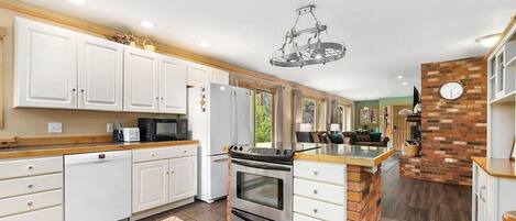 Mikrobølgeovn, ovn, kokeplater og oppvaskmaskin