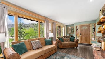 Een televisie en een open haard