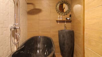 Villa, 3 habitaciones | Baño | Tina con regadera, secadora de cabello, toallas, jabón