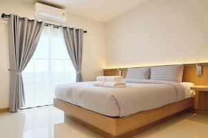 Superior Room, 1 King Bed | In-room safe, blackout drapes, free WiFi