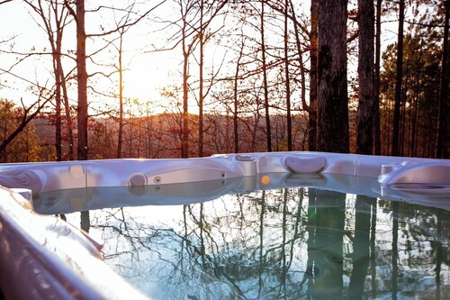 Historic Cozy 4-bedroom Log Cabin with Hot Tub in charming Leipers Fork