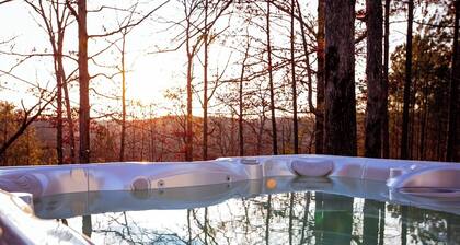 Historic Cozy 4-bedroom Log Cabin with Hot Tub in charming Leipers Fork