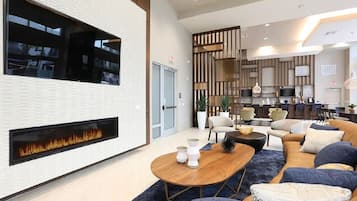 Fernseher, Tischtennisplatte