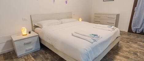 Iron/ironing board, free WiFi, bed sheets