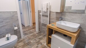 Dusche, kostenlose Toilettenartikel, Haartrockner, Bidet