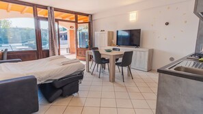Tabla de planchar con plancha, wifi gratis y ropa de cama 