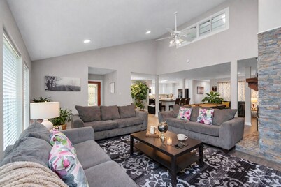 Kingwood Escape – 6BR w/ Heated Pool |Near IAH