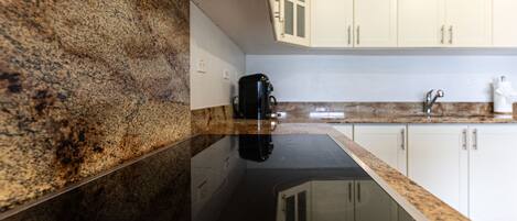 Leilighet, flere senger, balkong, bassengutsikt (Jaco Bay 4303) | Eget kjøkken | Spisebord