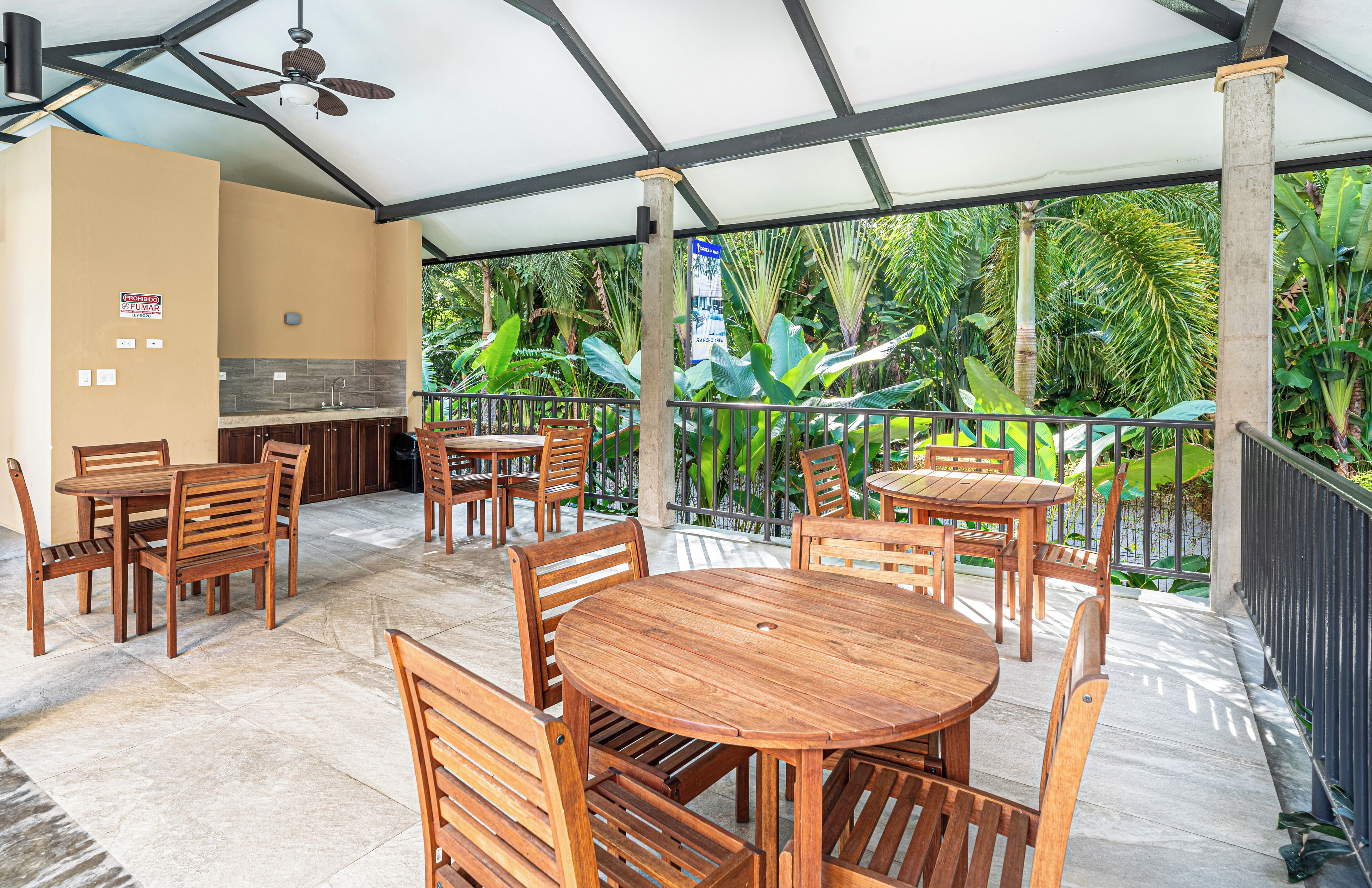 ハウス ベッド (複数台) バルコニー ガーデンビュー (Torres del Mar 1202) | 部屋からの景観