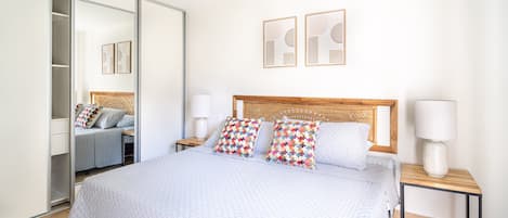 Casa, varias camas, balcón, vista al jardín (Torres del Mar 1202) | 2 habitaciones, decoración personalizada y muebles diferentes