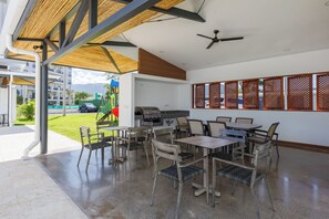 Apartament, diversos llits, balcó, vistes a l'oceà (Viva Jaco 1208A) | Servei de restauració a l'aire lliure