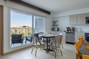 Apartament, diversos llits, balcó, vistes a l'oceà (Viva Jaco 1208A) | Cuina privada | Una taula de menjador