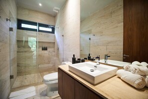 Towels, soap, toilet paper - Luxurious 3 BD Haven: Spectacular Jungle Views (Tulum)