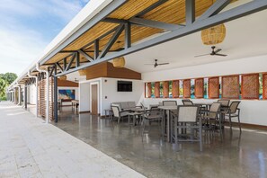 Departamento, varias camas, balcón, vista a la montaña (Viva Jaco Viva Jaco (10-03B)) | Restaurante al aire libre