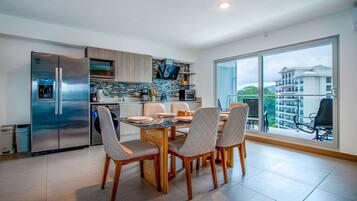 Departamento, varias camas, balcón, vista a la montaña (Viva Jaco Viva Jaco (10-03B)) | Cocina privada | Comedor