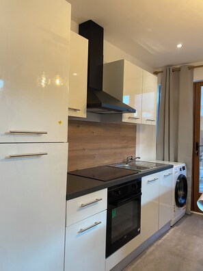 Classic Apartment, 1 Double Bed, Private Bathroom, City View | Private kitchen | Full-sized fridge, microwave, oven, stovetop - Appartement calme à St Maixent l'Ecole (Saint-Maixent-l'École)