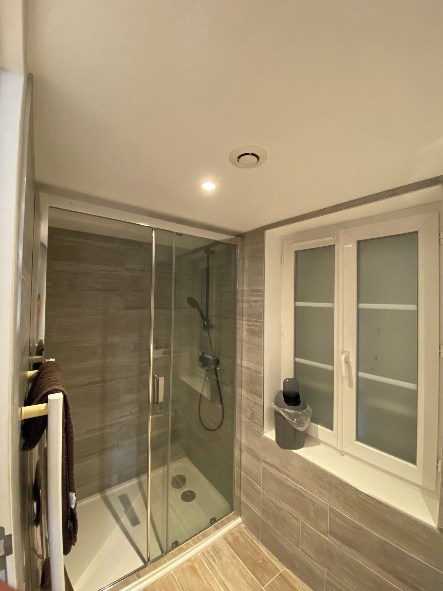 Appartamento Classic, 1 letto matrimoniale con divano letto, cucina, vista città | Bagno | Doccia, asciugacapelli, asciugamani, sapone