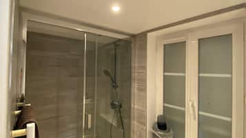 Classic-Apartment, 1 Doppelbett und Schlafsofa, Küche, Stadtblick | Badezimmer | Dusche, Haartrockner, Handtücher, Seife