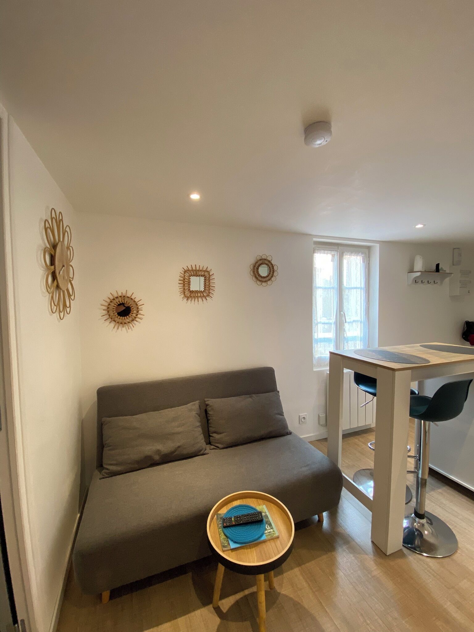 Appartamento Classic, 1 letto matrimoniale con divano letto, cucina, vista città | Area soggiorno | TV a schermo piatto 43 pollici con canali satellitari