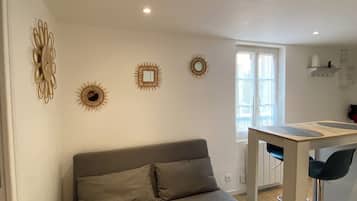 Classic-Apartment, 1 Doppelbett und Schlafsofa, Küche, Stadtblick | Wohnbereich | 43-Zoll-Flachbildfernseher mit Satellitenempfang