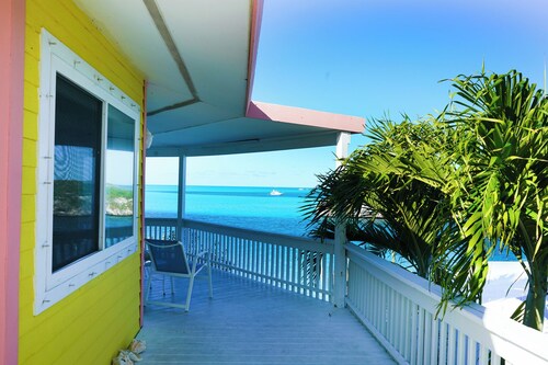 Serenity Cottage, 2 Bedrooms on the water on Staniel Cay