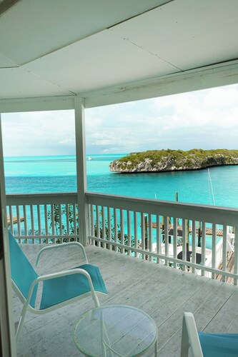 Serenity Cottage, 2 Bedrooms on the water on Staniel Cay