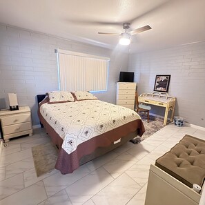 2 bedrooms, iron/ironing board, WiFi, bed sheets - Serene 2-bedroom house with AC in sunny Sun City (Sun City)