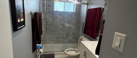 SĂšche-cheveux, serviettes fournies, savon, papier toilette