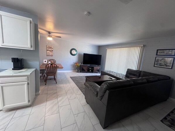 Living area - Serene 2-bedroom house with AC in sunny Sun City (Sun City)