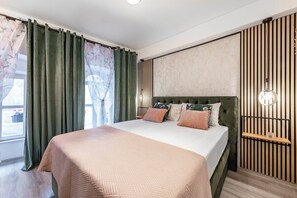 Tabla de planchar con plancha y ropa de cama