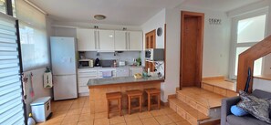 Frigorifero, microonde, piano cottura, lavastoviglie