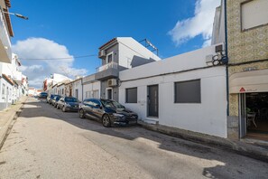 Exterior - Maison algarve, tout confort avec patio et terrasse, 2 chambres, près des plages (Parchal)
