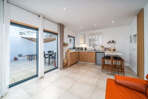 TV - Maison algarve, tout confort avec patio et terrasse, 2 chambres, près des plages (Parchal)