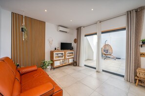 TV - Maison algarve, tout confort avec patio et terrasse, 2 chambres, près des plages (Parchal)