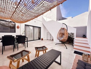 Outdoor dining - Algarve house with patio & terrace, 2 bedrooms, near beaches, fully renovated (Parchal)