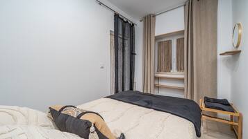 Iron/ironing board, WiFi, bed sheets